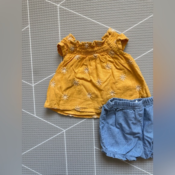 Old Navy|Baby girl summer set,mustard Yellow Daisy Embroidered Top & denim Short - Picture 3 of 6